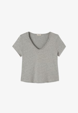 Camiseta gris de manga corta con escote en V, textura suave y detalles de borde sin acabar a lo largo del escote y el dobladillo. Corte informal y relajado.