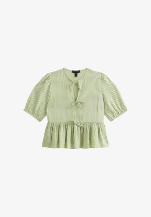 Zielona bluzka w paski z krótkimi bufkami, z zapięciem na sznurku przy dekolcie i falbaną u dołu. Charakteryzuje się naprzemiennie rozmieszczonymi jasnymi i ciemnymi paskami.