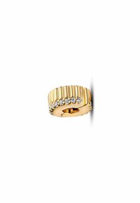 Goldfarbener Ring mit geriffeltem Design, der auf einer Seite eine Reihe klarer Edelsteine aufweist, die einen Kontrast in der Textur erzeugen.