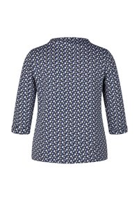 Navyblaues Oberteil aus gemustertem Stoff, das geometrische Formen in Weiß aufweist, mit Dreiviertelärmeln und einem runden Ausschnitt.