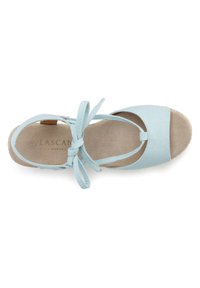 Svetlo modre platnene espadrile z zaobljenim nosom, vezi okoli gležnja in bež semiš notranjostjo; vsebujejo teksturirano, tkanino jute podplat.