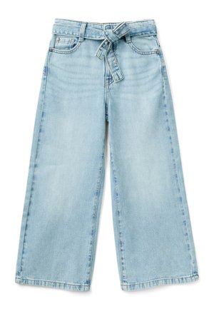 Helle blaue Denim-weit geschnittene Hose mit hoher Taille, einem gebundenen Stoffgürtel und zwei frontalen Taschen, die einen klaren, geraden Schnitt aufweisen.