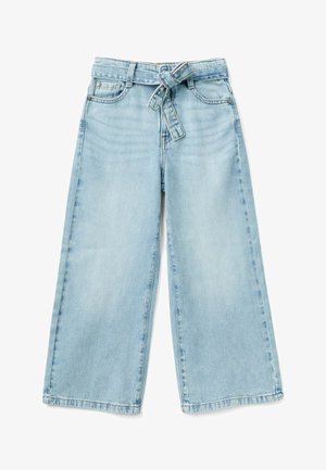 Pantalones de mezclilla anchos de color azul claro con una cintura alta, un cinturón de tela atado y dos bolsillos frontales, con un corte limpio y recto.