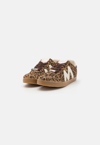 Sneaker con stampa leopardata, lacci marroni, dettagli bianchi e suola in gomma. Parte superiore in tessuto morbido con design della punta arrotondata.