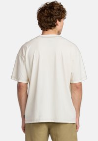 Billabong BAD DOG - Print T-shirt - cement