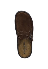 Brązowe zamszowe buty wsuwane na lekko podwyższonej podeszwie, z ozdobnym paskiem z klamrą i beżowym przeszyciem. Wnętrze jest wyłożone miękką podszewką.