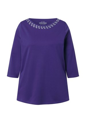 Paarse blouse met lange mouwen en ronde halslijn, voorzien van een decoratief vierkant patroon in het wit nabij de kraag.