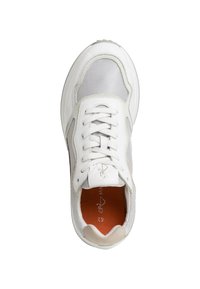 Adidași albi cu materiale din plasă și piele, formă rotundă, șireți linii, și un accent texturat la călcâi cu o brantă portocalie.