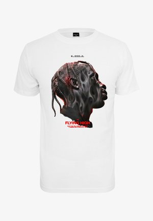 Balts T-krekls ar melnu grafiku, kas attēlo galvas siluetu ar pītām matām un dūmveida rakstiem, ko papildina sarkans teksts "FLYING HIGH."