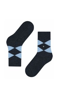 Un paio di calzini blu navy con un motivo argyle blu chiaro e nero e un piccolo logo metallico rotondo su uno dei calzini.