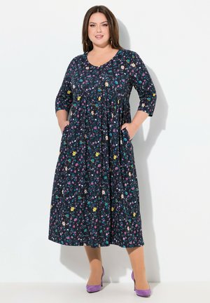 Marineblaues Blumenkleid mit dreiviertel Ärmeln, gerafftem Taillenbund und Seitentaschen. Es verfügt über mehrfarbige Blumenmuster und einen lässigen Schnitt.