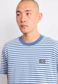 Obey Clothing ESTABLISHED WORKS EYES - Apdrukāts T-krekls - coronet blue