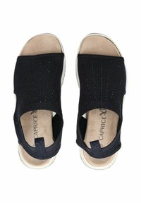 Černé látkové sandály s perforovaným designem, polstrovanou hnědou stélkou a bílou gumovou podešví. Mají otevřenou špičku a patu pro lepší prodyšnost.