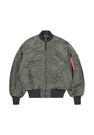 Giubbotto bomber di colore verde oliva, in materiale nylon lucido. Caratterizzato da polsini e orlo a coste, chiusura frontale con zip, due tasche laterali e un'etichetta rossa sulla manica.