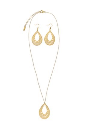 Kultasävyinen kaulakoru ja siihen sopivat pisaranmuotoiset filigraanikorvakorut, joissa on monimutkaiset leikatut kuviot hienolla ketjusetillä.