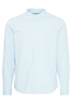 Světle modrá dlouhá košile s dlouhým rukávem vyrobená z bavlny, s bandovým límečkem a předním zapínáním na knoflíky. Hladká textura, rovný lem a knoflíky na zápěstí.
