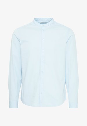 Světle modrá dlouhá košile s dlouhým rukávem vyrobená z bavlny, s bandovým límečkem a předním zapínáním na knoflíky. Hladká textura, rovný lem a knoflíky na zápěstí.