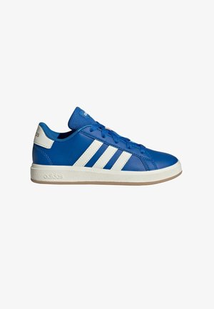 Baskets en cuir synthétique bleu avec un design à trois bandes blanches, semelle plate en caoutchouc blanc et languette bleue texturée. Présente la marque "adidas".