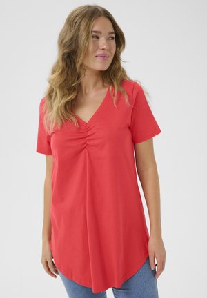 Haut rouge à manches courtes avec décolleté en V et détail froncé au niveau de la poitrine, fabriqué en tissu doux, présentant une coupe décontractée et un ourlet arrondi.