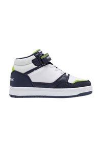 Hochsneaker mit einem weißen und marineblauen Design, grünen Akzenten, gefertigt aus Leder und Textilmaterial, texturiertem Zehenbereich und verstellbarem Riemen.