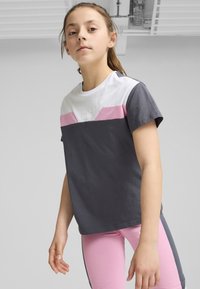 Camiseta de manga corta gris y blanca con acentos en rosa y diseño geométrico. Material de algodón suave con un ajuste relajado.