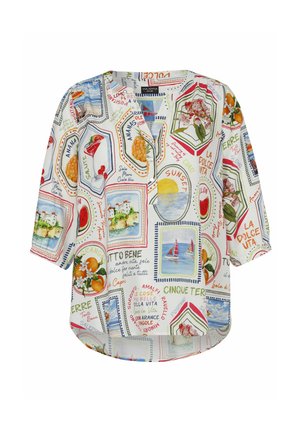 Weiße Bluse mit bunten italienisch inspirierten Drucken, darunter Landschaften, Früchte, Blumen und Text in verschiedenen Schriftarten und Farben, mit dreiviertel Ärmeln.