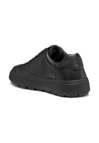 Sneaker in pelle nera con superficie testurizzata, punta arrotondata e chiusura con lacci. Suola in gomma spessa e leggermente patternizzata per una migliore aderenza.