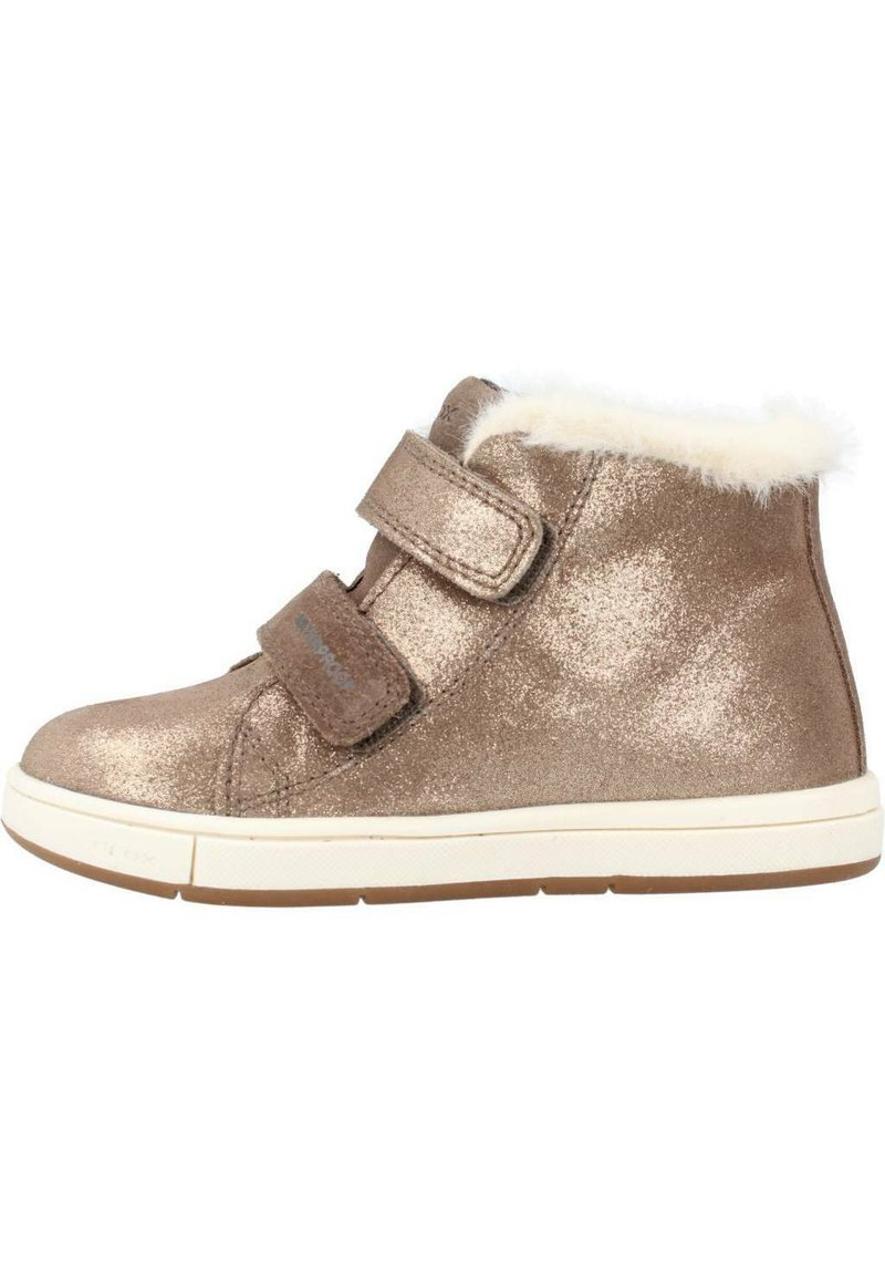 Zapatillas altas metálicas de bronce con dos correas de velcro, cuello de piel sintética y suela de goma blanca. Textura suave con un acabado brillante.