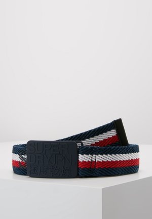 Pasek z tkaniny w paski w kolorach granatowym, białym i czerwonym z czarną prostokątną klamrą z wytłoczonym "SUPERDRYJPN" i japońskimi znakami.