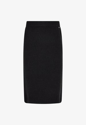 Schwarzer gerippter Strickrock mit gerader Silhouette und weitem Bund. Einfaches Design, glatte Textur, ohne Muster oder Akzente.