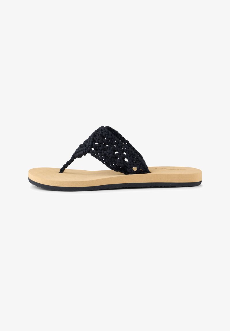 Schwarze gewebte Flip-Flops mit einem strukturierten Riemen, beigem Fußbett und schwarzer Gummisohle. Minimalistisches Design mit offenem Zehenbereich.