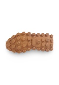 Semelle de chaussure en caoutchouc marron avec une surface texturée, dotée de crampons circulaires pour l'adhérence, et d'un logo central avec des indications de taille.