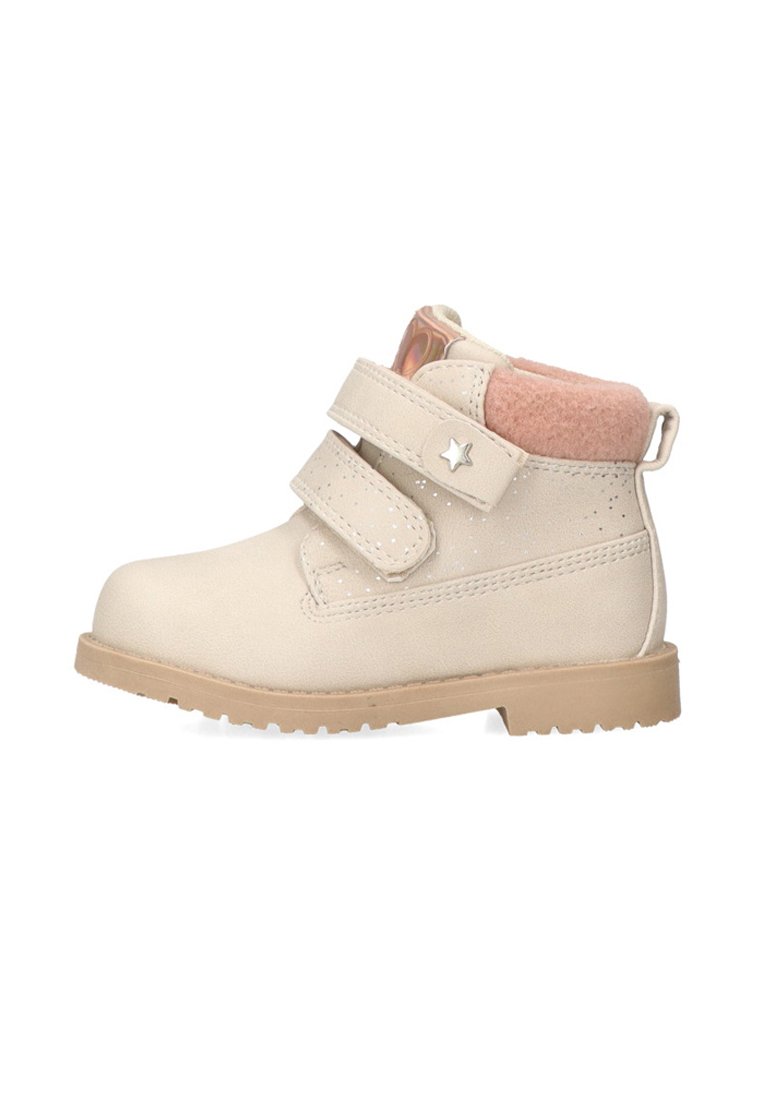 Botines beige hasta el tobillo con dos correas de velcro, cuello de forro polar rosa y suela de goma marrón que presenta un acento de estrella y un sutil detalle brillante.