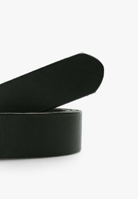 Schwarzes Lederarmband mit glatter Oberfläche, abgerundetem Ende und flexiblem Design. Die Kante ist sauber geschnitten mit einer dezenten Textur.