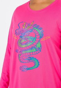 Langarm-Pinkshirt aus Baumwolle mit einem bunten Drachenmotiv in Blau, Grün und Gelb, das Details um den Kopf und den Körper aufweist.