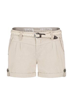 Beige Damen-Shorts mit aufgerollten Säumen, vorderen Falten, Seitentaschen, Knopflaschen und einem geflochtenen Gürtel mit silberner Schnalle.