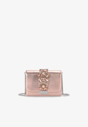 Bolso metálico color oro rosa con una correa de cadena, que presenta un embellecimiento decorativo de cristales en el frontal y una sutil etiqueta de marca en la parte inferior.