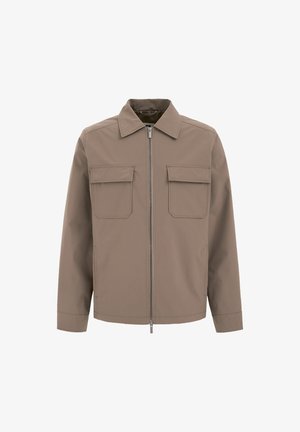 Kergelt pruun zip-up jakk kahe klapiga rinnataskuga ja terava kraega, esitatud valge tausta ees.