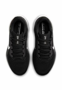 Czarne buty biegowe z siateczkową górą, płaskimi sznurówkami i białymi akcentami logo Nike. Posiadają wyściełany kołnierz oraz amortyzowaną podeszwę dla komfortu.