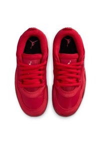 Czerwone sportowe trampki z gładką skórzaną cholewką, panelami z siateczki, płaskimi sznurowadłami, wyściełanym kołnierzem oraz logo Jumpman na języku i wkładce.