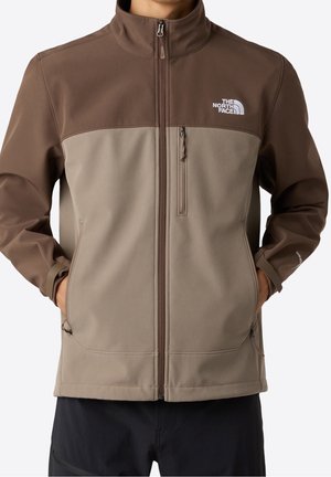 Veste softshell bicolore marron pour homme avec col montant, fermeture éclair avant, poches zippées poitrine et latérales, et logo The North Face sur la poitrine.