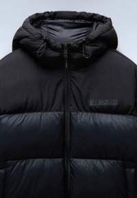 Giubbotto imbottito nero con cappuccio, dotato di zip completa, cordini e design trapuntato. Logo visibile nella zona del petto.