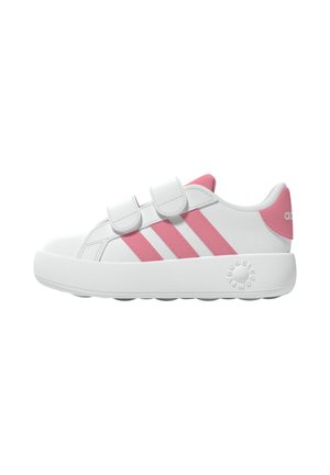 Sneaker bianco con dettagli rosa, dotato di due cinturini in velcro, tre strisce rosa e una suola in gomma testurizzata.