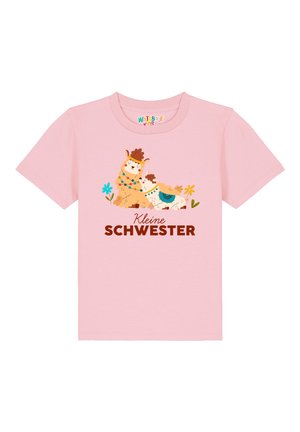 Roze katoenen T-shirt met twee geïllustreerde lama's en de tekst "Kleine Schwester" in bruin. Soepele textuur, korte mouwen, ronde halslijn.