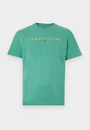Tricou verde din bumbac, cu guler rotund, mâneci scurte și textul „TOMMYJEANS” în galben deasupra unui mic logo roșu și bleumarin.