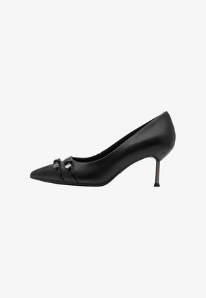Schwarzer High-Heel-Pump aus Leder mit spitz zulaufender Schuhspitze, ausgestattet mit zwei horizontalen Riemen und silbernen Hardware-Akzenten sowie einem schlanken Stöckelabsatz.