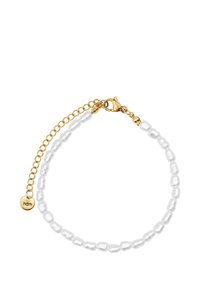 Bracelet en perles blanches avec un fermoir en métal doré et une chaîne d'extension. Doté d'une petite étiquette gravée "hdm". Perles lisses et en forme d'ovale.