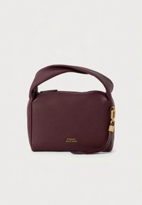 Pieni suorakulmainen viininpunainen nahkalaukku, jossa on lyhyt olkahihna, kultainen vetoketju ja Tommy Hilfigerin logo keskellä etupuolta.