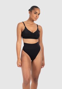 Schwarzer BH mit verstellbaren Trägern und hochschnittigen schwarzen Slips. Glattes Material, nahtloses Design und ein minimalistischer Look.