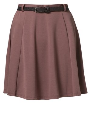 Plisowana spódnica w stonowanym kolorze mauve, wykonana z miękkiego materiału, wyposażona w czarny pasek z klamrą. Gładka faktura oraz rozkloszowany krój.